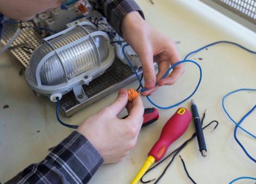 Technik elektryk
