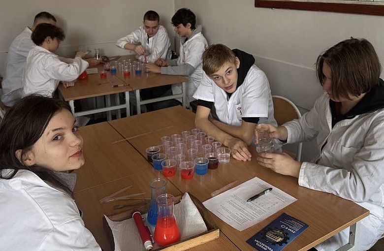 Warsztaty tematyczne z chemii, biologii i techniki dla uczniów klasy ósmej